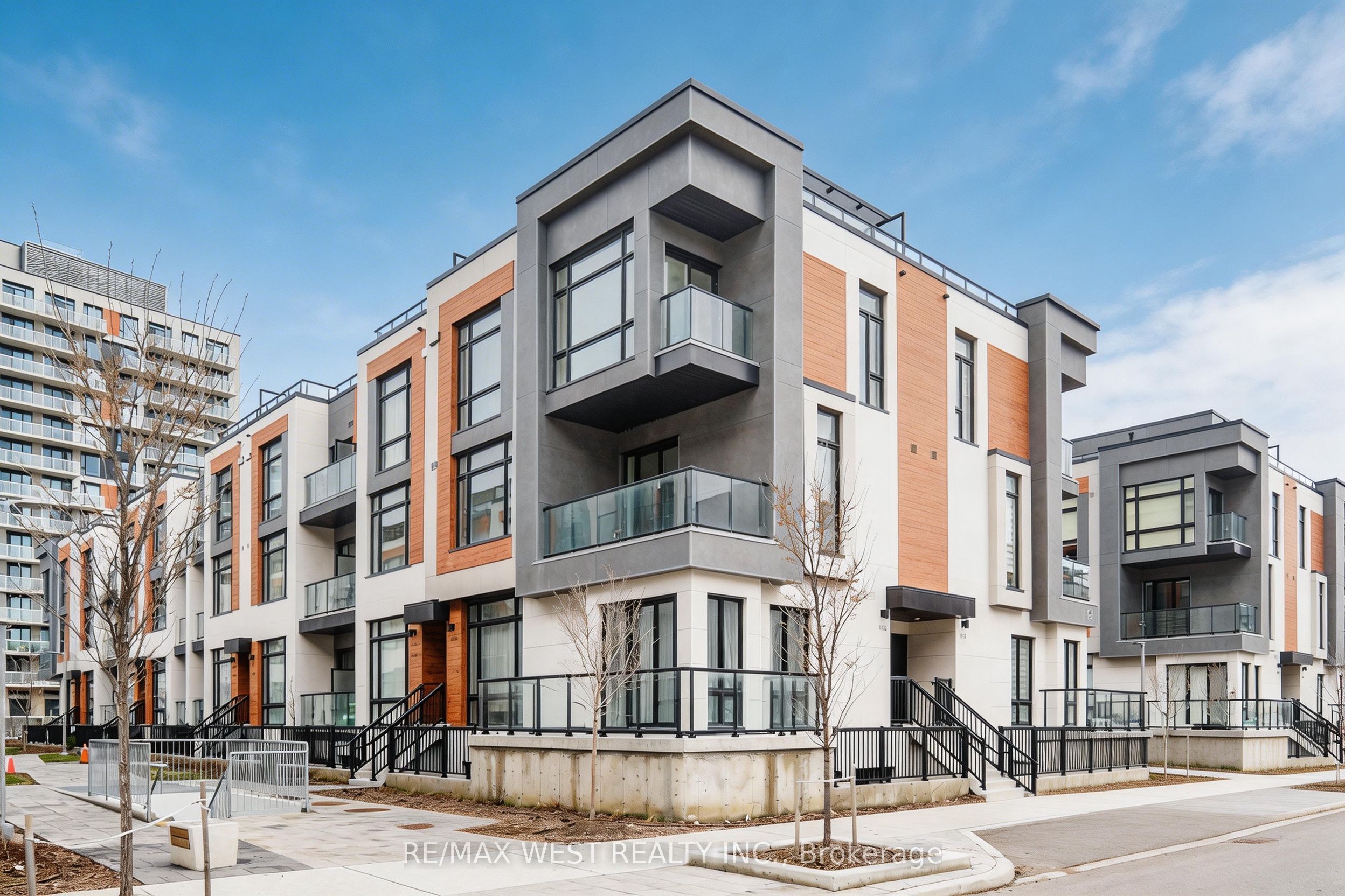 12 David Eyer Road 1103, Richmond Hill, ON L4S 0N3