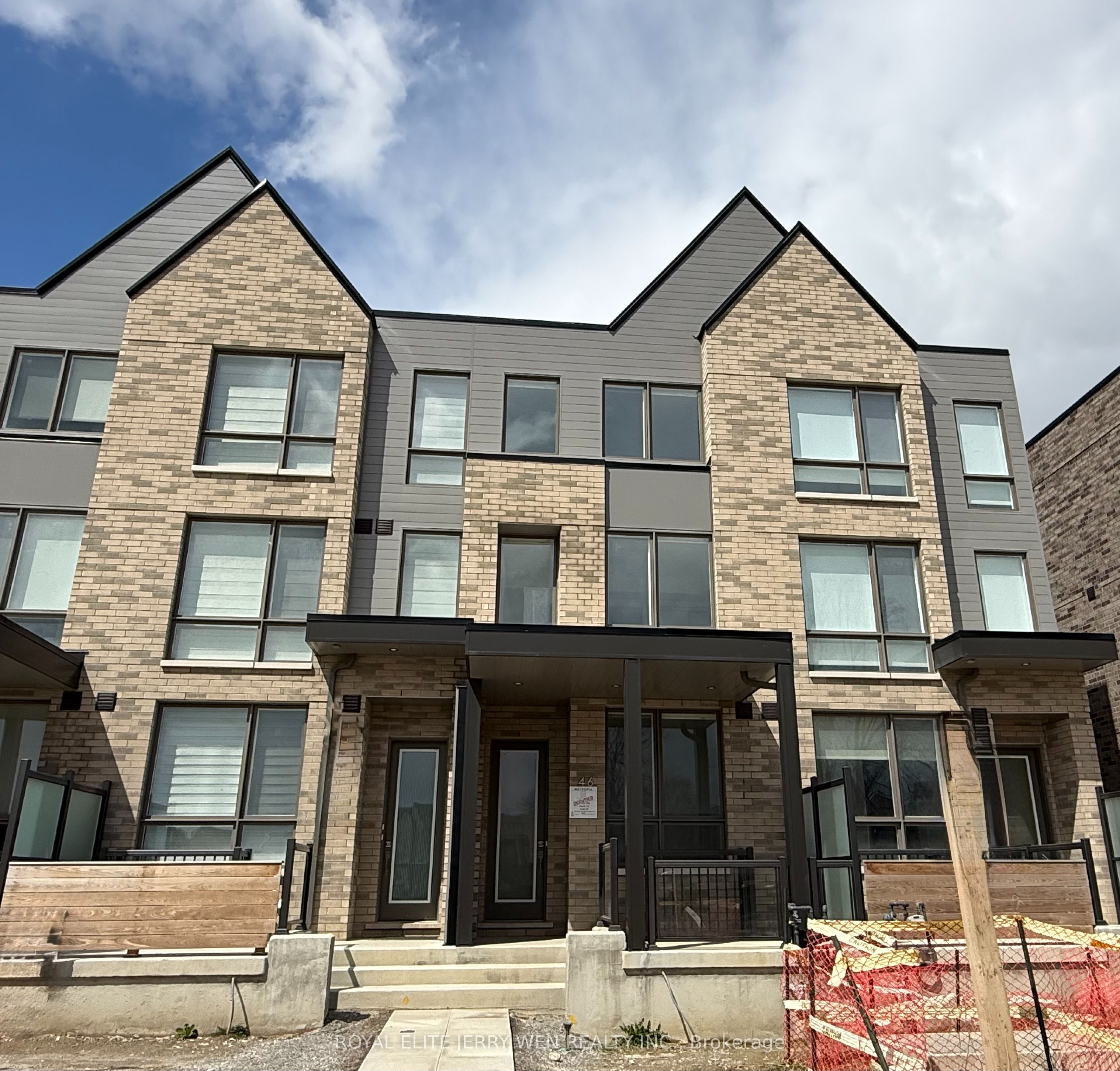 46 Green Gardens Boulevard, Toronto C04, ON M5A 0E7